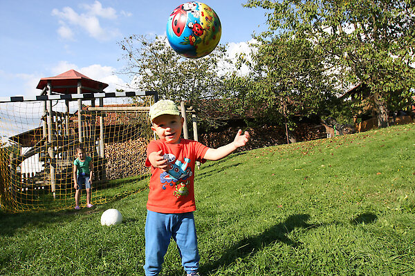 Kind auf Spielplatz auf dem Ferienhof
